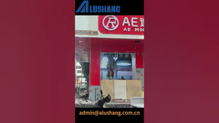 La fusión de los dos colores se ajusta a la experiencia elegante y cómoda buscada por Barber shop