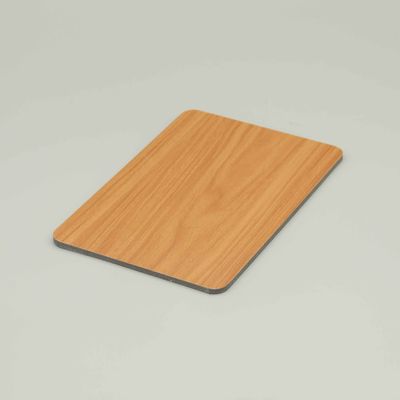 Panel de pared exterior de aluminio compuesto de madera de pera suiza resistente a los arañazos 4MM 1.22*2.44m