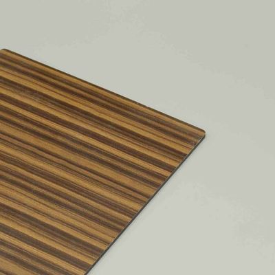 Panel compuesto de aluminio con vetas de madera ecológico para fachadas de oficinas y señalización exterior con textura de roble natural protegida contra rayos UV