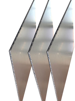 La composición de aluminio proporciona una resistencia superior a la corrosión de los rayos UV y los paneles de corrugado extremo. El patrón corrugado optimiza la resistencia y el drenaje.