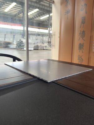 Los paneles corrugados de aluminio A2 combinan seguridad y sofisticación para una decoración de paredes exteriores duradera.