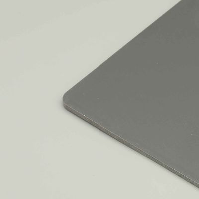 Panel de aluminio compuesto PVDF gris para anuncios publicitarios al aire libre Decoración de paredes exteriores brillantes Espacio comercial