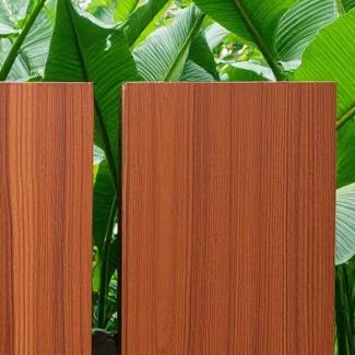 Panel PVDF con efecto madera de 3 mm de espesor Aleación de aluminio Protección ambiental Proceso de pintura PE fluorocarbonada para decoración de interiores